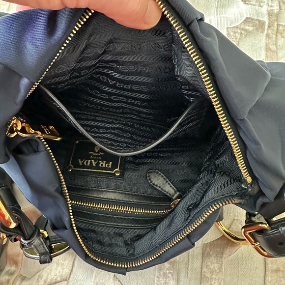 Stunning Prada vinyl blue bag. Comes with a dust bag - Picture 3 of 11